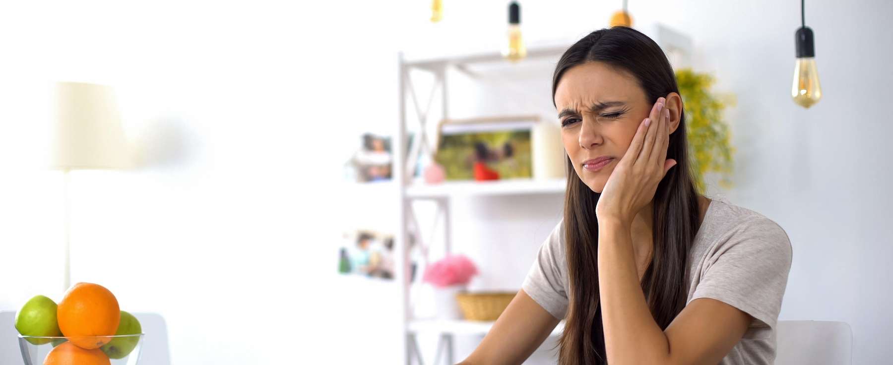 woman having a dental emergency in mirrabook wa